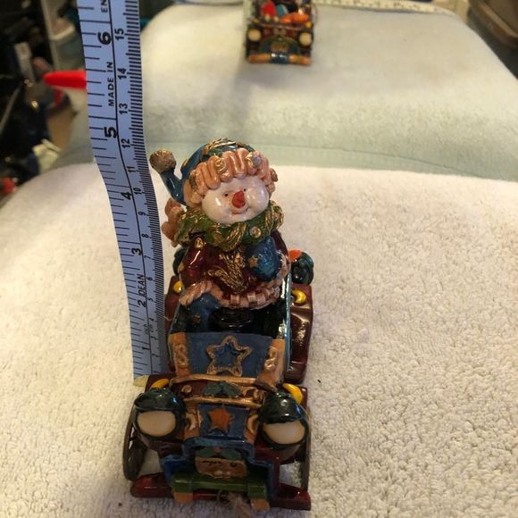 Snowman in old time car - Picture 2 of 8